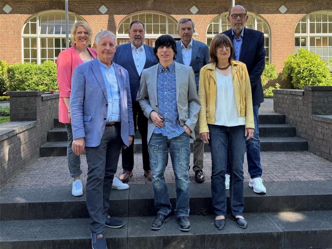 Bei der Fachtagung (obere Reihe, v.l.): Dr. S. Verhülsdonk (LVR-Klinikum Düsseldorf), H. Höhmann (LVR-Klinik Bedburg-Hau), Professor Dr. H. Saß (Gutachter, Aachen), V. Horn (LVR-Klinik Bedburg-Hau), (untere Reihe): Dr. W. Weissbeck (Pfalzklinikum), M. Adomat (LVR-Klinikum Bedburg-Hau), S. Stephan-Gellrich (LVR Köln). Foto: LVR / Brigitte Lohmanns