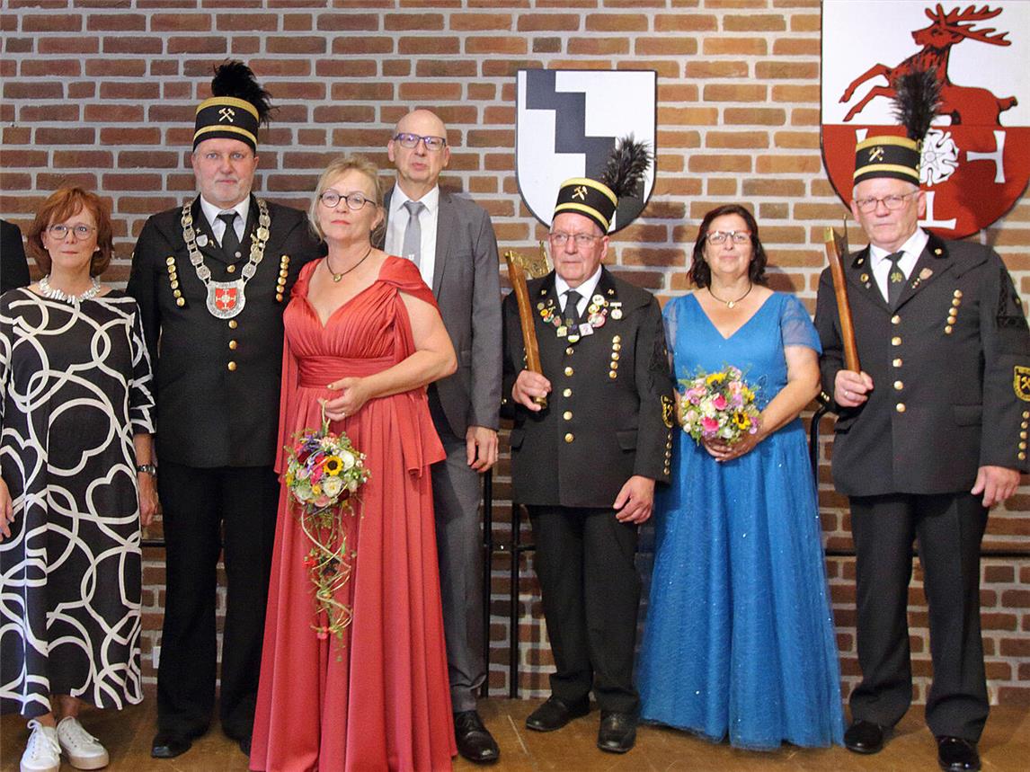 Bei der Festkettenübergabe: (v. l.) die stellvertretende Bürgermeisterin Margret Keusen, Festkettenträger Klaus Stausebach, Anja Stausebach, der Vorsitzende der Vereinsgemeinschaft Wilfried Bosch, Adjutant Rainer Gottschling, Karola Gottschling und Adjutant Siegmund Hein. NN-Foto: Theo Leie