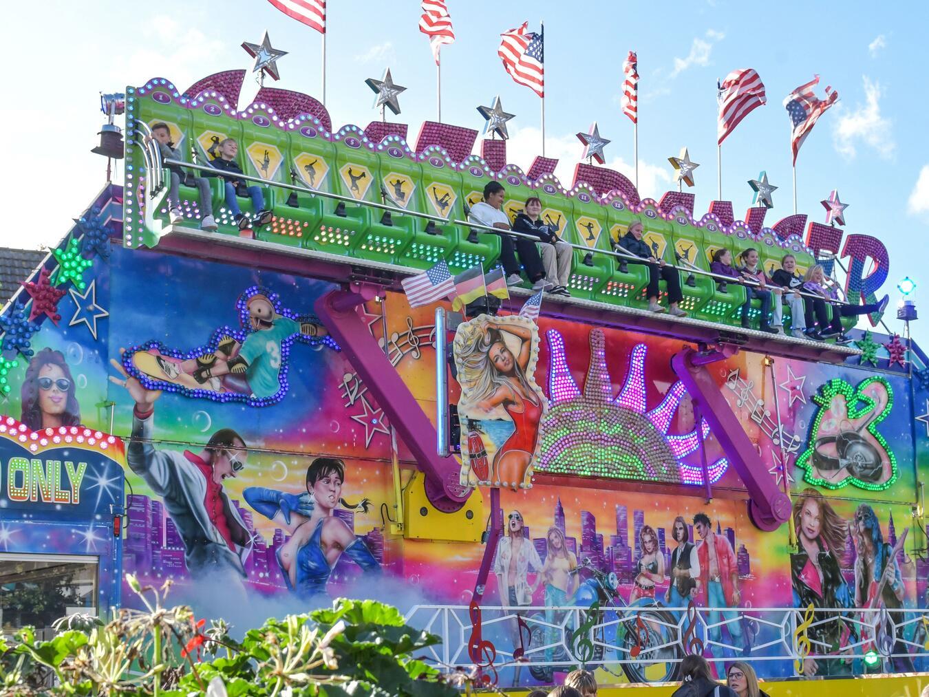 Uedem: Wenn die Fliegen Reißaus nehmen, wird gefeiert! Bei der Fliegenkirmes ist der beliebte „Crazy Dancer“ auch wieder mit dabei. NN-Foto: Archiv/Gerhard Seybert