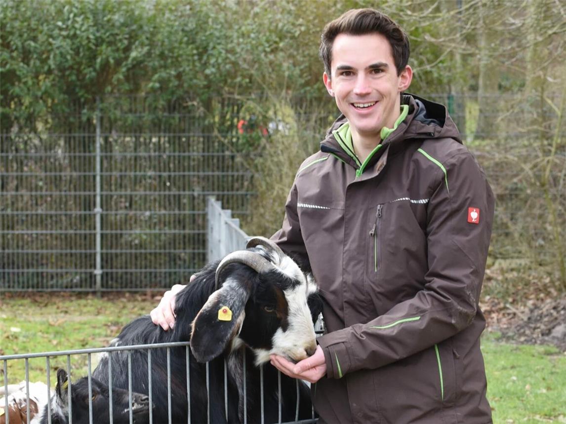 Bei der Führung gibt Tiergartenleiter Martin Polotzek einen Ausblick auf die Highlights des Jahres 2025. Foto: Tiergarten Kleve