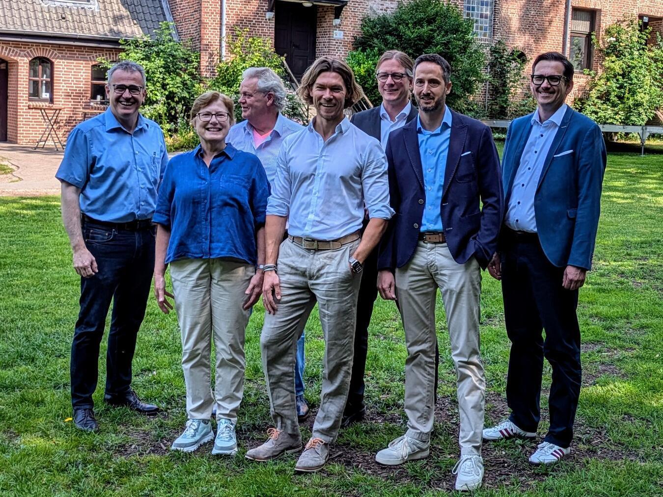 Bei der Infoveranstaltung zur geplanten Netto-Filiale: (v.l.) Martin Brands (Ortsvorsteher), Barbara Mott (Grundstückseigentümerin), Karl Brocks(Investor), Philipp Jakobi (Ratisbona Immobilien), BürgermeisterDr. Dominik Pichler, Tim Hagedorn und Sebastian Mauß (beide Netto). Foto: H.-Bernd Wessels