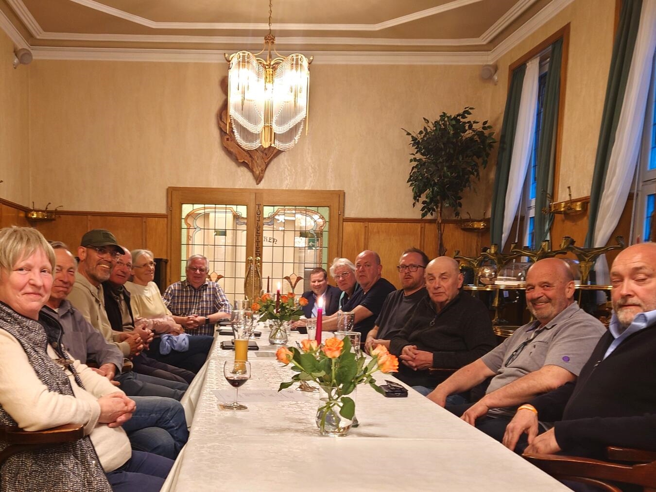 "Mitglieder der Kevelaerer Bürgervereinigung bei Jahreshauptversammlung, Gruppenfoto im Konferenzraum"