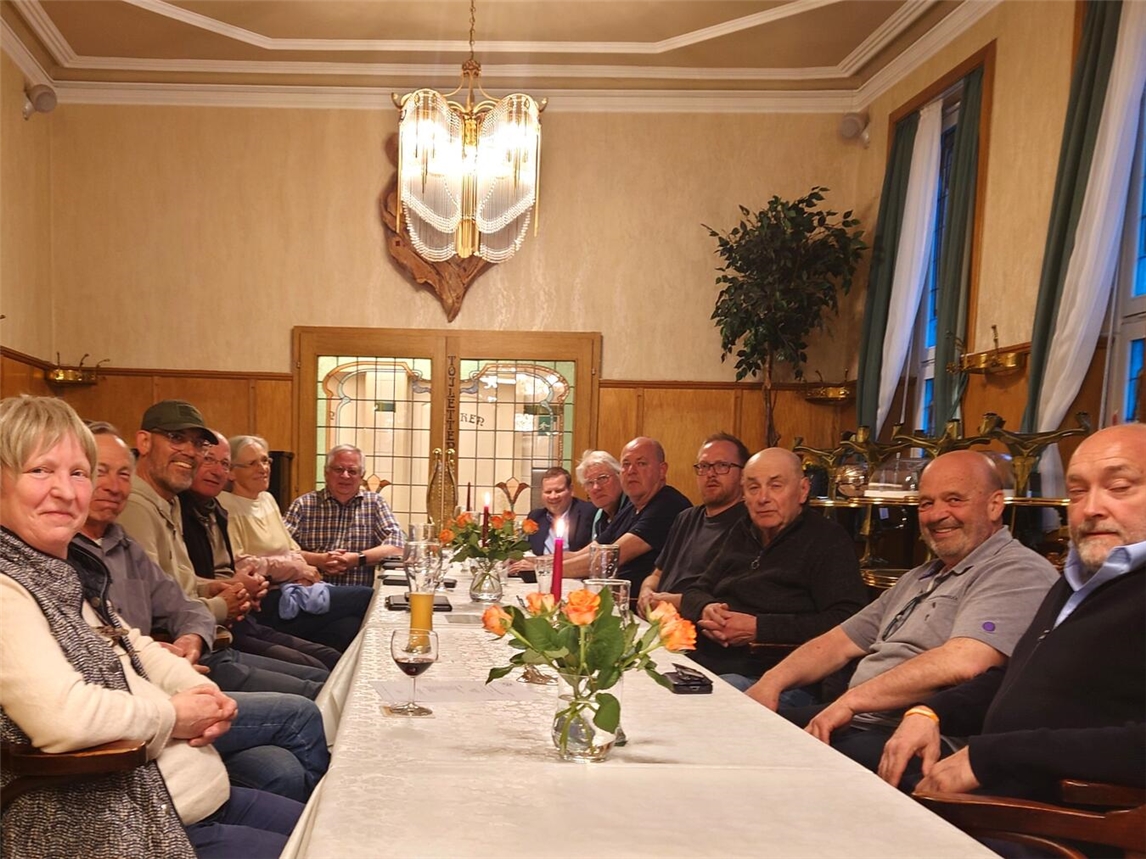 "Mitglieder der Kevelaerer Bürgervereinigung bei Jahreshauptversammlung, Gruppenfoto im Konferenzraum"
