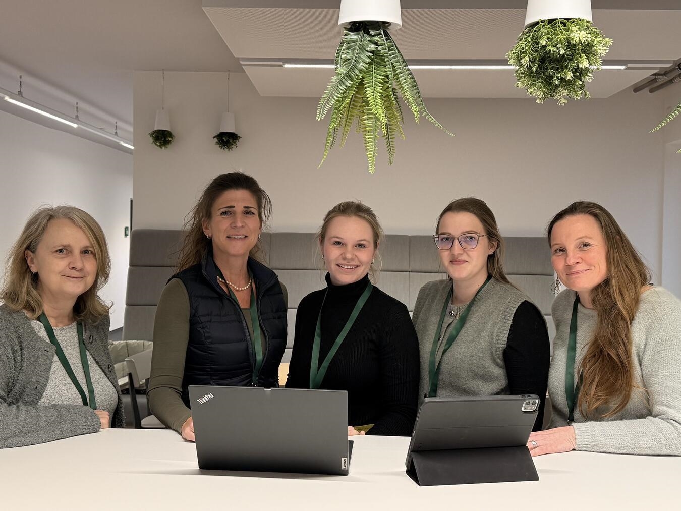 Bei der Klausurtagung dabei (v.l.) Mina van Lutterveld, Antonia Pieper, Janneke Nienhaus, Verena Rohde (Geschäftsführerin), Martina Gellert (Leiterin Tourismus & Freizeit). Foto: WTM