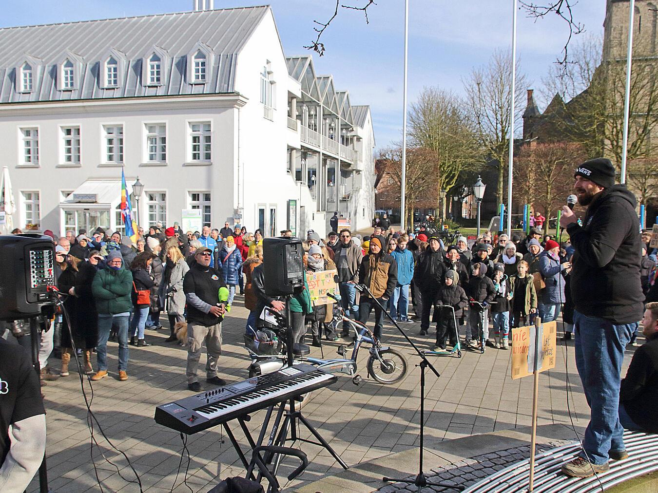 Eine friedliche Kundgebung zum Schutz der Demokratie Bei der Kundgebung gab es auch mehrere Redner. NN-Foto: Theo Leie