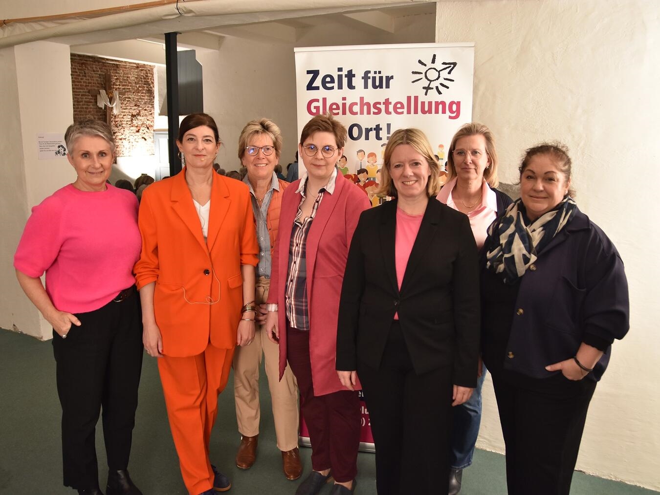 Bei der Lesung auf Schloss Wissen: (v.l.) Judith Busch (Schloss Wissen), Heike Specht (Autorin), Silke Imig-Gerold (Schloss Kalbeck), Nicola Roth (Gleichstellungsbeauftragte Weeze), Judith Hemeier (Business Women IHK Niederrhein), Petra van Bergen (Diakonie), Mehtap Grandt (Stv. Gleichstellungsbeauftragte Weeze). Foto: Diakonie im Kirchenkreis Kleve 