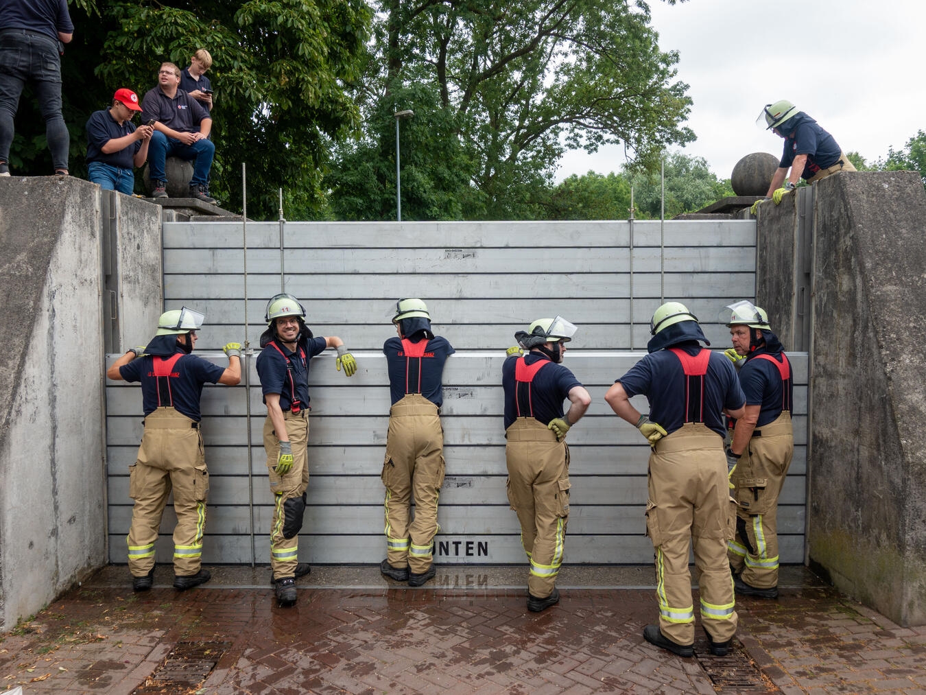 Bei der Löschgruppe Schenkenschanz stand jetzt der praktische Hochwasserschutz im Mittelpunkt. Foto: Feuerwehr Kleve