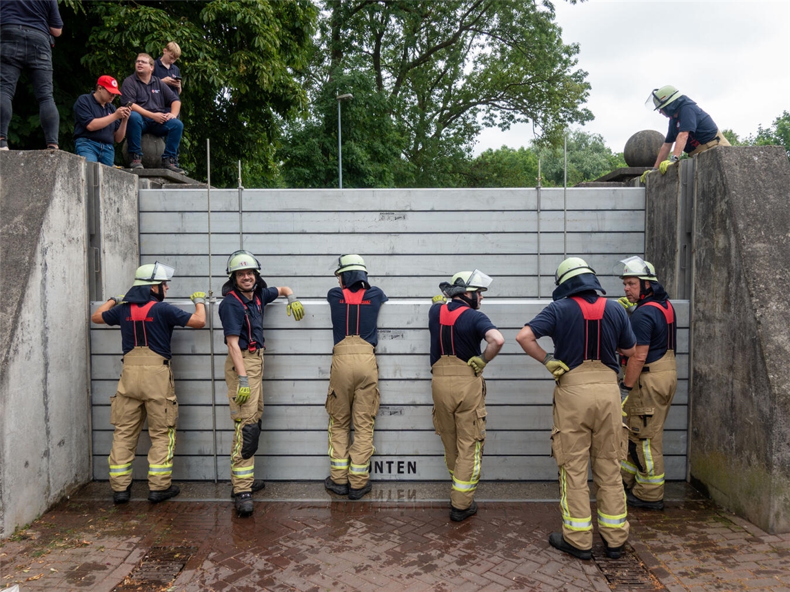 Bei der Löschgruppe Schenkenschanz stand jetzt der praktische Hochwasserschutz im Mittelpunkt. Foto: Feuerwehr Kleve