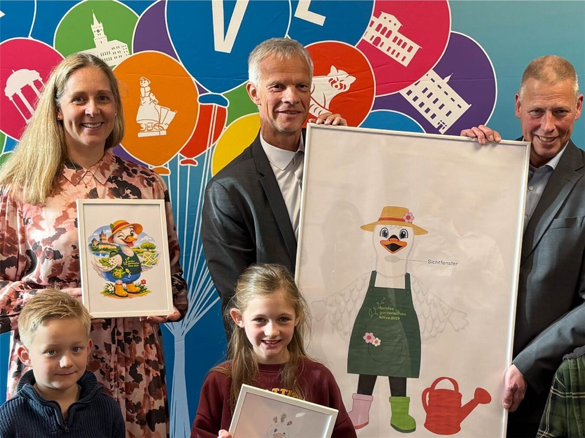 Bei der Maskottchen-Vorstellung (vorne, v.l.) Ben Hoppe, Emma Kalkes, (oben, v.l.) Marijke Noy und Klaus Keysers, Bürgermeister Markus Dahmen. Foto: Stadt Kleve