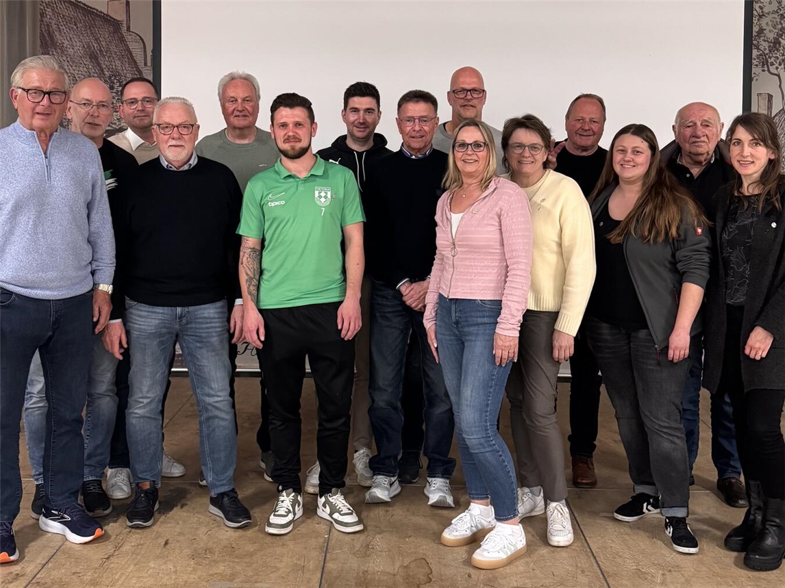 Bei der Mitgliederversammlung: (v.l.) Herbert Pastoors, Peter Schlossarek, Thomas Aben, Heinz Aben, Werner Louven, Janik Brünken, Felix van Huet, Wilfried van Linn, Raphaela Luyven, Burkhard Paris, Ute Derks, Helmut Jakobs, Hannah Drißen, Peter Breuer und Anne Düngelhoef. Foto: privat