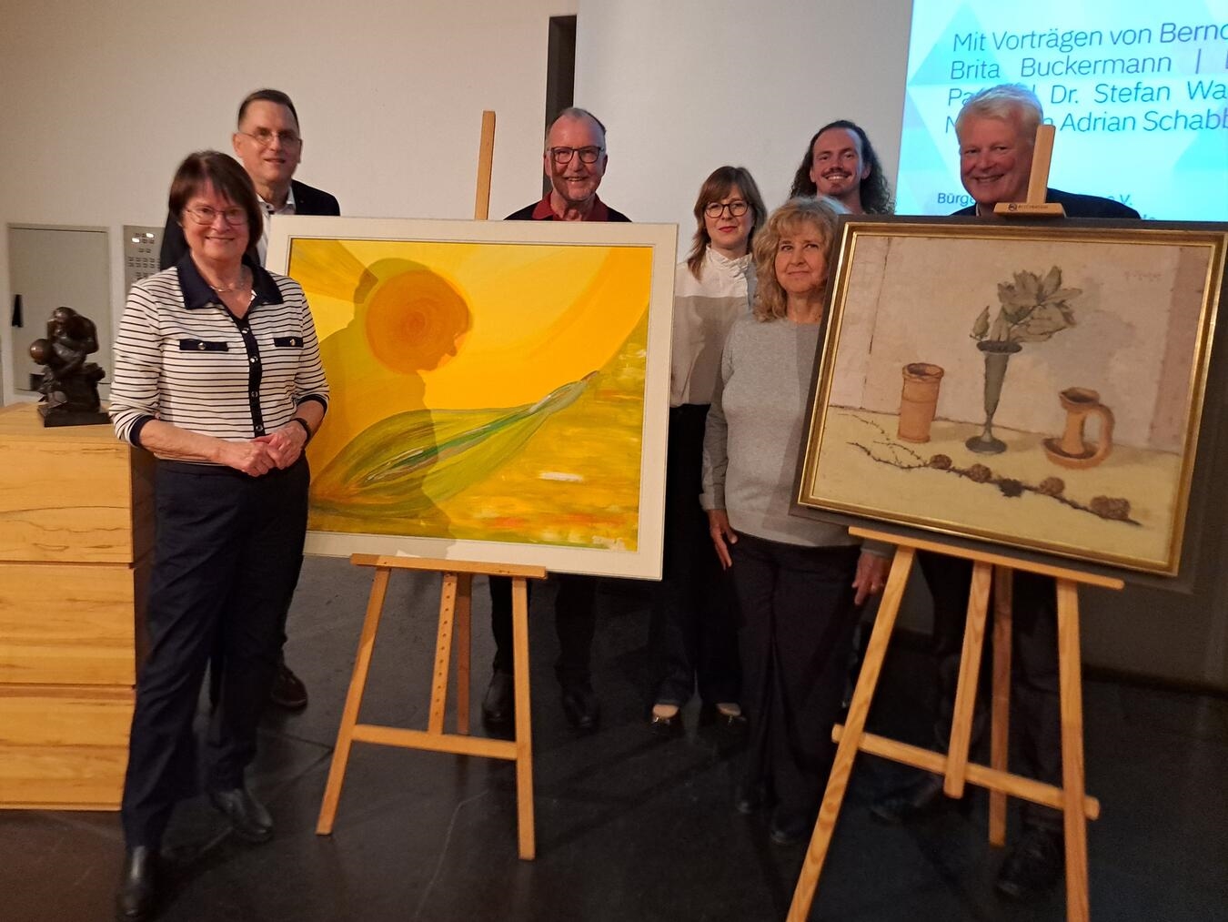 Gruppenfoto bei der Veranstaltung "Mein Lieblingsbild" im PAN Emmerich, mit sieben Teilnehmern, organisiert von Pro Kultur.