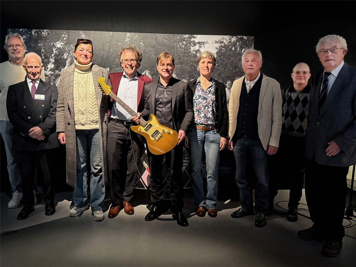 Bei der offiziellen Übergabe der „Liberation Guitar“ im Freiheitsmuseum Groesbeek: Im Zentrum Frank Mehring mit der Liberation Guitar, daneben Richard Thain (4. v. l.) sowie die Mitarbeitenden des Transatlantic-Studies-Programms der Radboud Universität Peter van der Heiden und Mathilde Roza, ehrenamtliche Mitarbeitende des Museums, und Rense Havinga, Historiker und Kurator des Museums (2. v. r.). Foto: privat