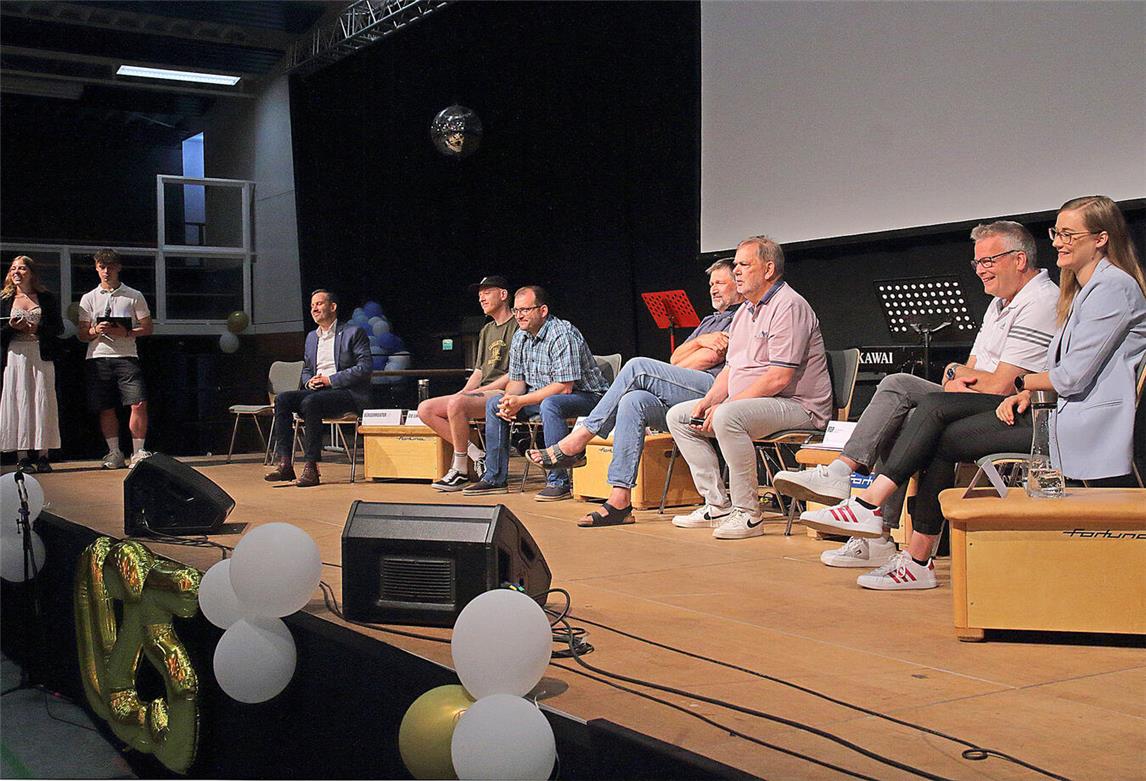 Bei der Podiumsdiskussion im Rahmen der Projektwoche „Demokratie erleben“ stellten sich (v.l.) Bürgermeister Bernd Kuse, Philipp Laumann (Die Linke), Oliver Deest (SPD), Hans-Hermann Terkatz (Grünen), Johannes Pieper (FDP), Franz-Josef Lemmen (CDU) und Katrin Reintjes (Freie Wähler) den Fragen der Schüler.NN-Foto: Theo Leie