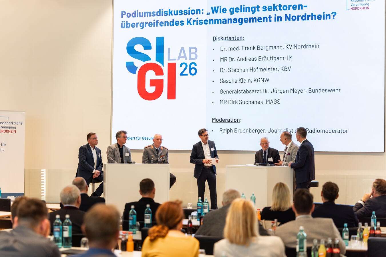 Podiumsdiskussion über sektorenübergreifendes Krisenmanagement mit Experten aus NRW und Bundeswehr. Foto: KVNO/Alexandra Kowitzke