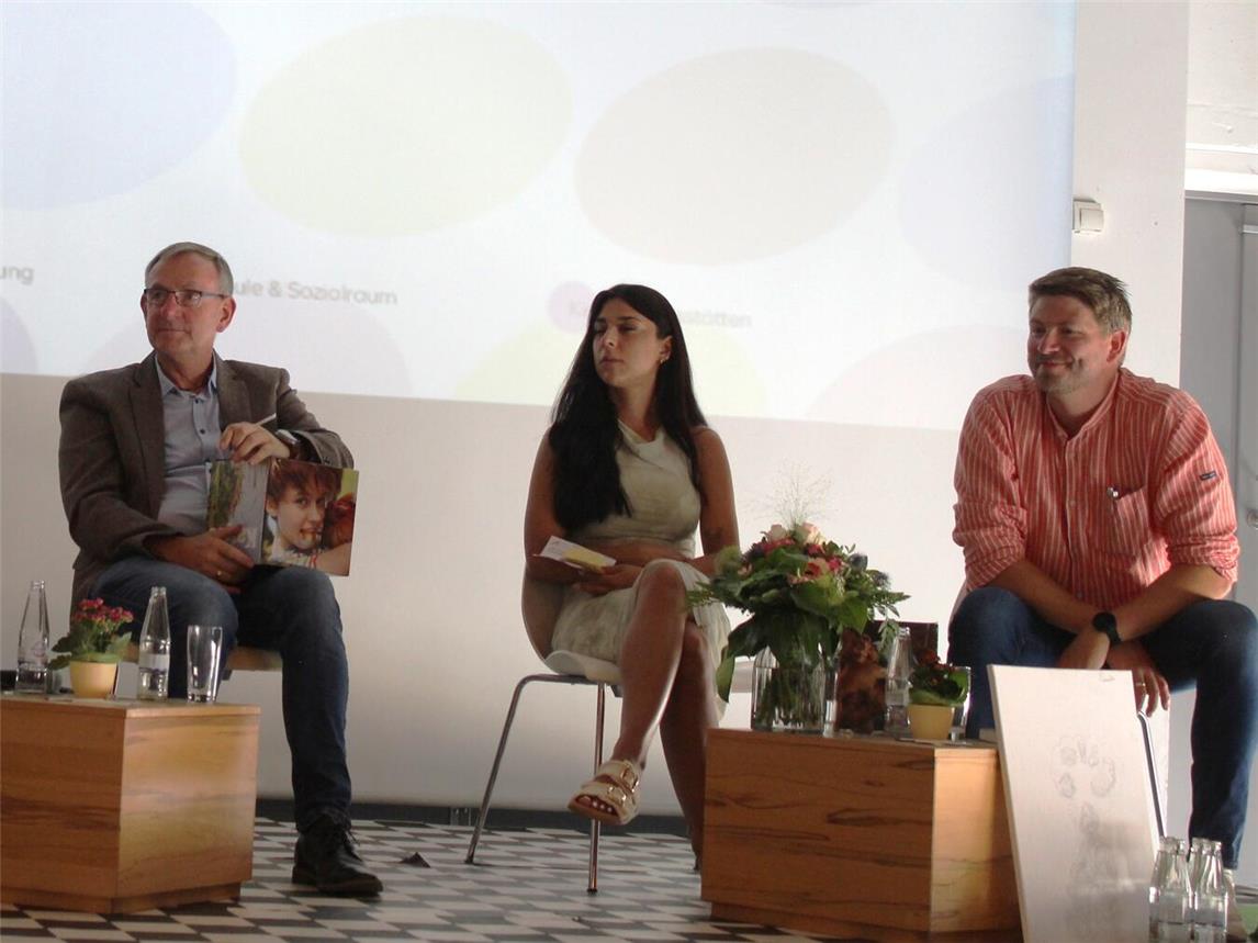 Bei der Podiumsdiskussion unter der Moderation von Carolin Kronenburg mit (v.l) Pastor Siggelkow, Neslihan Plum und David Koep wurden verschiedene Fragestellungen aufgegriffen. Foto: Brücken-Stiftung