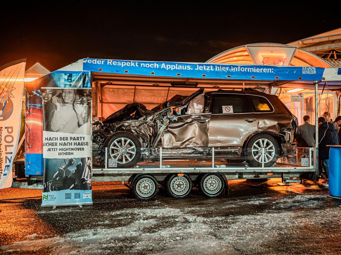 Bei der Präventionsmaßnahme an der E-dry in Geldern wurde ein völlig zerstörter VW Touareg gezeigt, der verdeutlicht, dass illegale Rennen lebensgefährliche Straftaten sind.Foto: Polizei