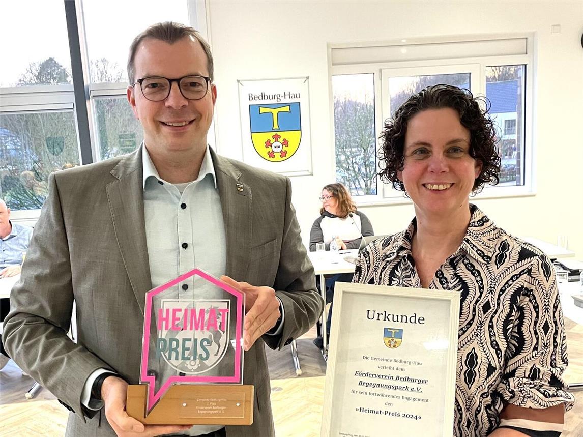 Bei der Preisverleihung: Bürgermeister Stephan Reinders und Dr. Charlotte Giesbers-Reijngoudt. Foto: Förderverein Bedburger Begegnungspark 