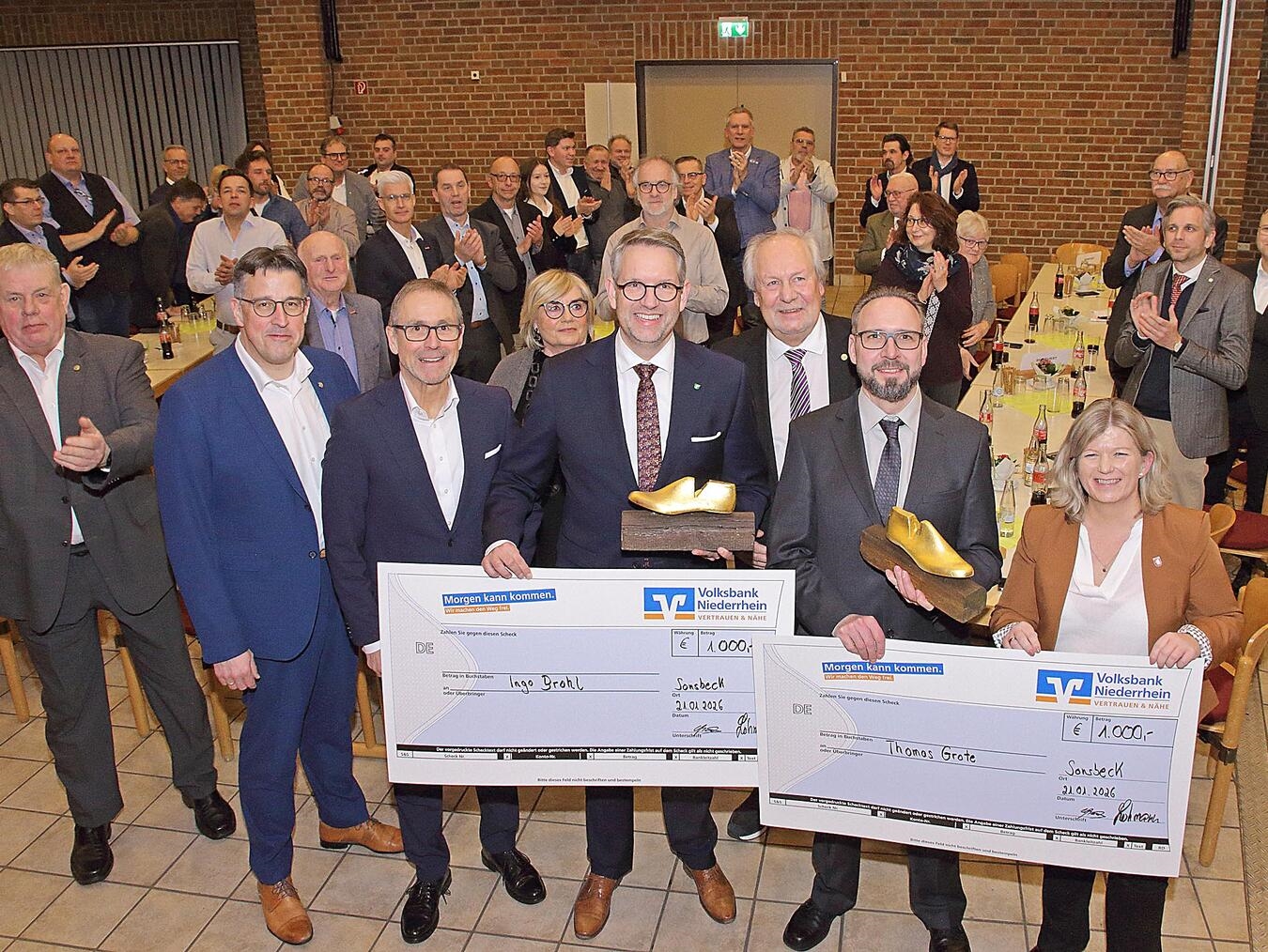 Bei der Preisverleihung im Kastell (vorne, v.l.): MdL Rene Schneider, Voba-Vorstandsvorsitzdender Guido Lohmann (Jury), Landrat Ingo Brohl, Kreishanwerksmeister Günter Bode, Kreislehrlingswart ´Thomas Grote und Bürgermeisterin Nadine Bogedain. NN-Foto: Theo Leie
