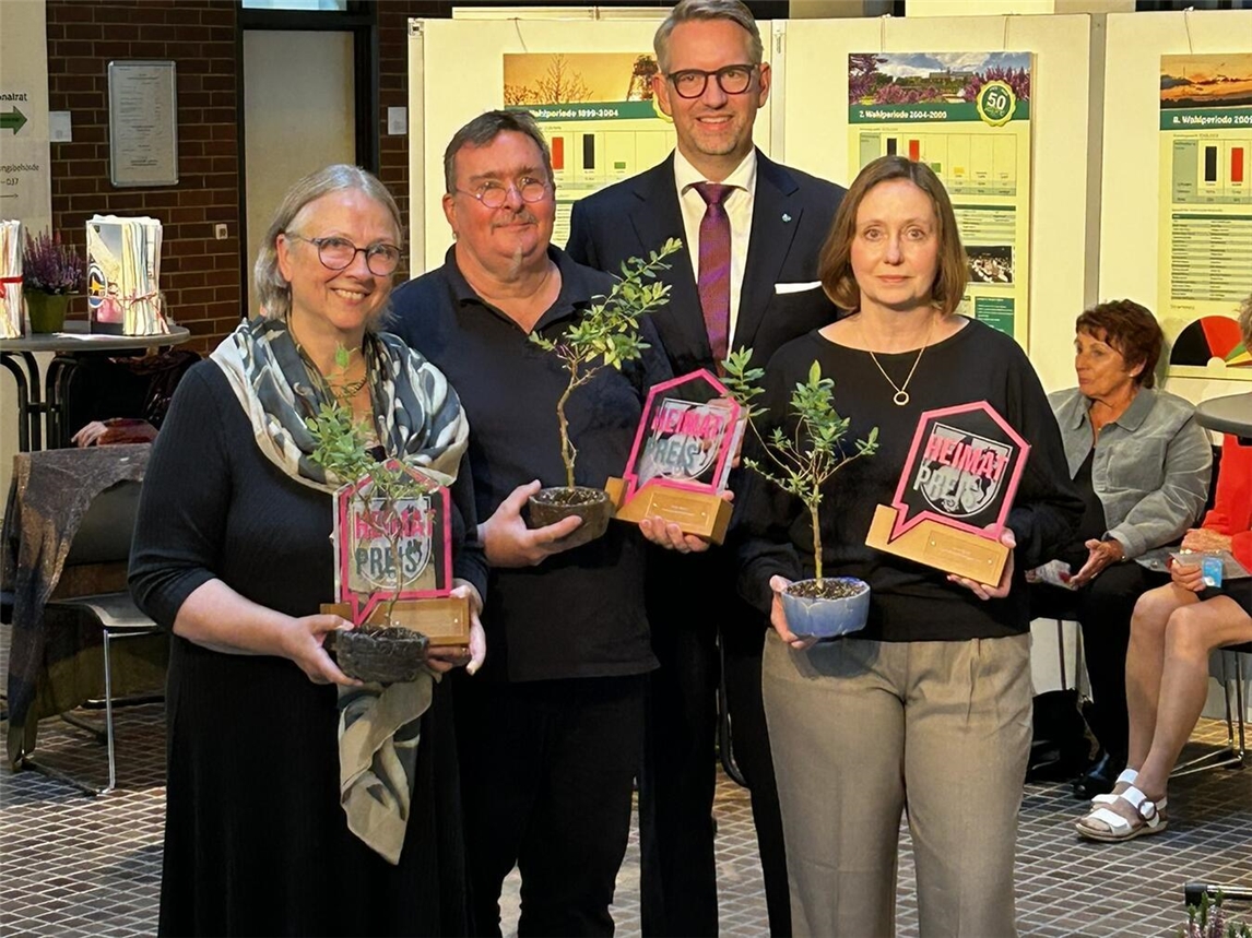 Bei der Preisverleihung (v.l.): Ulrike Haibach-Daniel (1. Vorsitzende, Rhein-kultur-welt), Michael Böhme (Chorleiter, Posaunenchor Sonsbeck), Landrat Ingo Brohl und Mechthild Zeine (2. Vorsitzende, Heimatverein Dingden). Foto: Kreis Wese