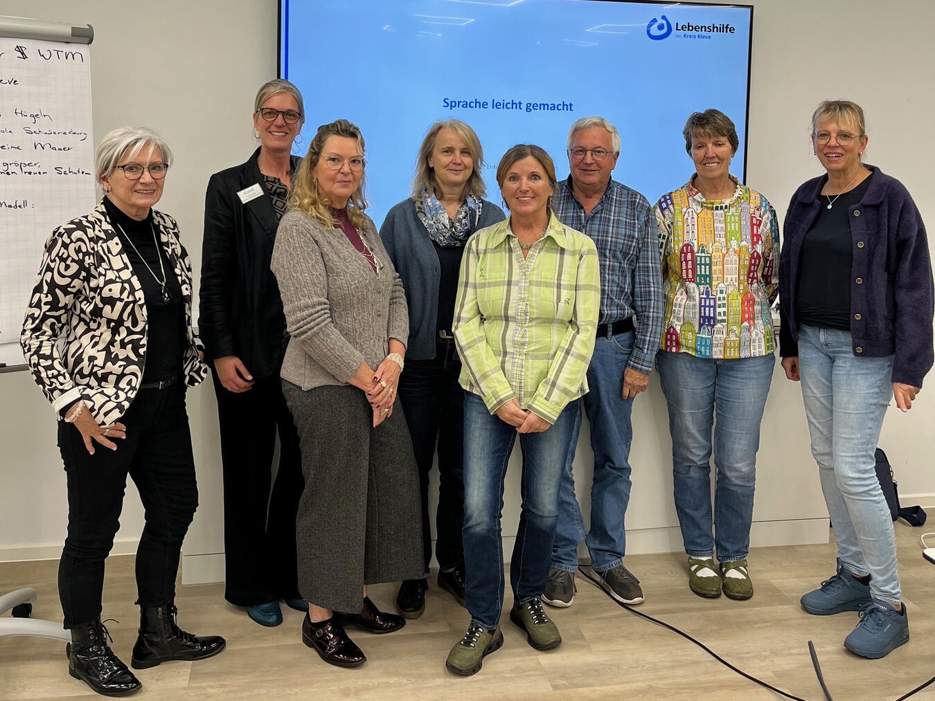 Bei der Schulung (v.l.): Adelheid Schmitz-Weinauer, Sonja Lemm (Stadt Kleve), Birgit van den Boom, Martina Gellert (WTM), Hildegard Liebeton, Hans Heinz Hübers, Petra Scheike, Monika Hoolmann (Lebenshilfe). Foto: WTM