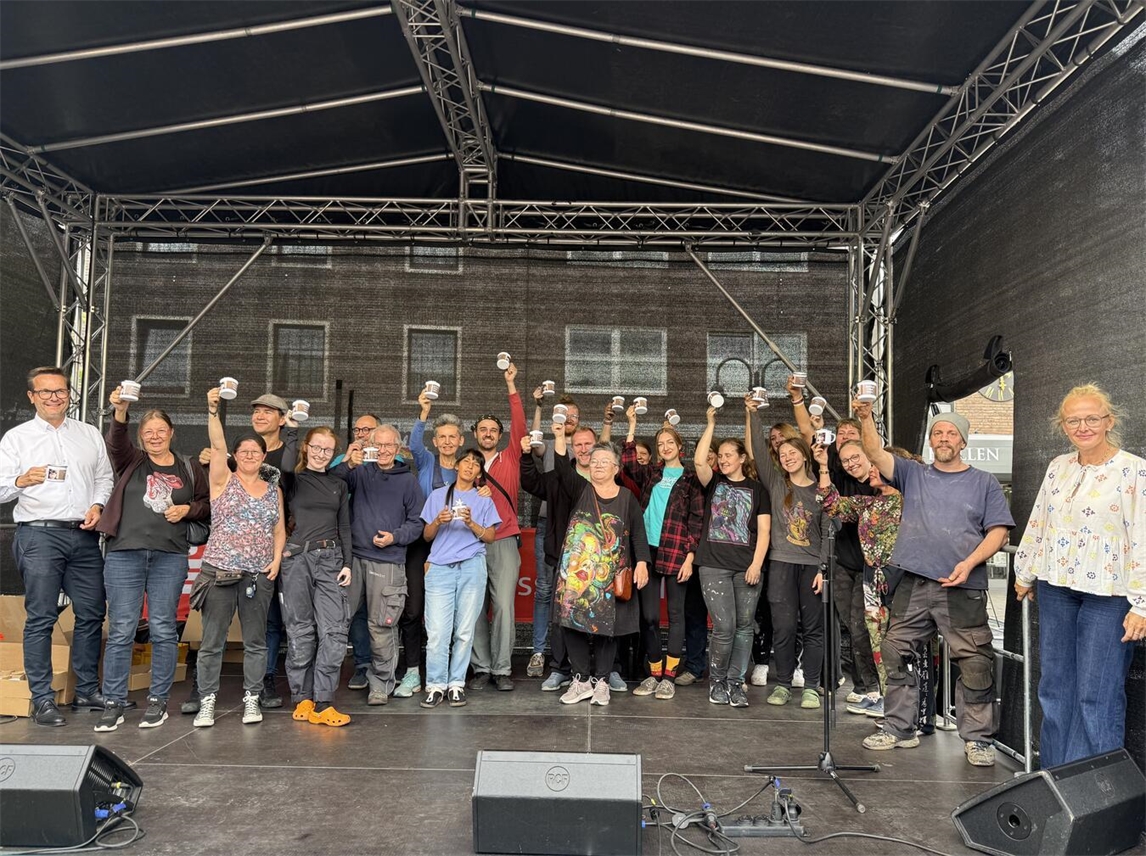 "Siegerehrung Straßenkunstfestival 2026: Gewinner mit Tasse, Stadt Geldern"