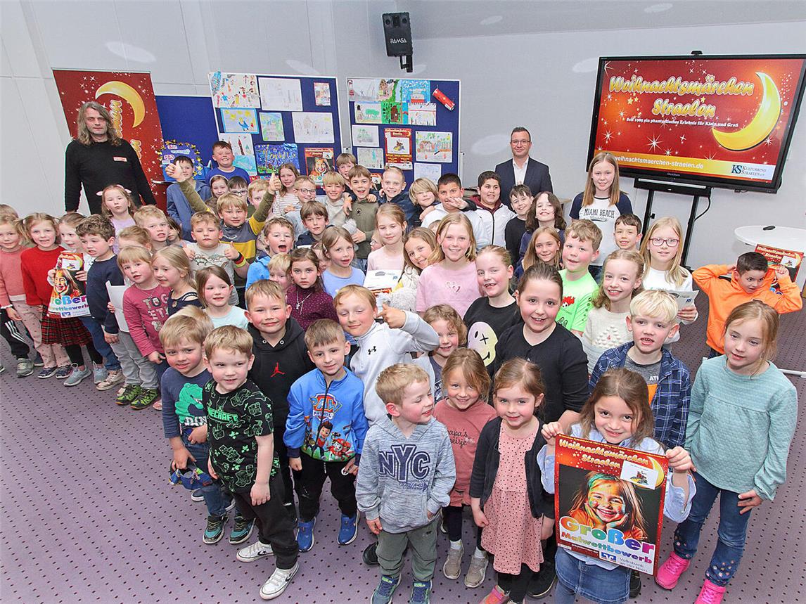 Bei der Siegerehrung des Malwettbewerbs zum Straelener Weihnachtsmärchen konnten sich die Teilnehmer über ihre Preise freuen. NN-Foto: Theo Leie