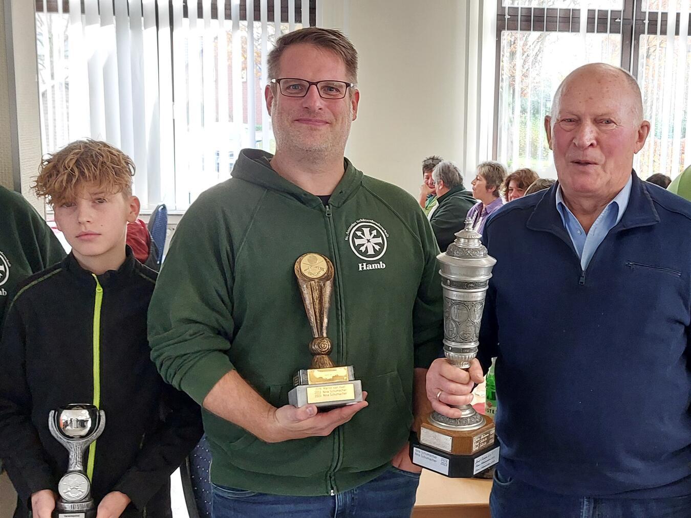 Bei der Siegerehrung (v.l.): Jugendsieger Kevin Sten Paessens, Vereinspokalsieger Matthias Schumacher und Königspokalsieger Alois Tekotte. Foto: St. Antonius Schützenbruderschaft 