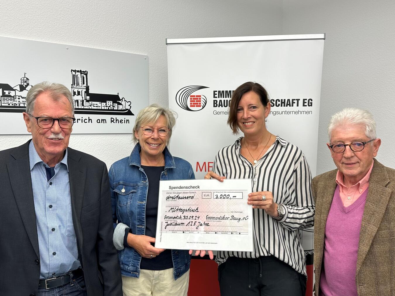 Spende für den Emmericher Mittagstisch Bei der Spendenbergabe (v.l.): Horst Boch, Andrea Schaffeld, Anke Wilke, Hans-Joachim Frücht. Foto: Emmericher Baugenossenschaft