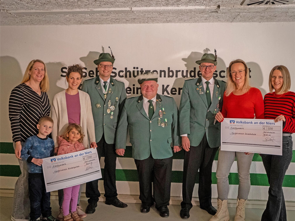Bei der Spendenübergabe: Julia Reintges mit Philipp, Claudia Kantner mit Fine (Förderverein Kindergarten), Brudermeister Sascha Claaßen, Kassenwart Achim Knopp, der stellvertretende Brudermeister Michael Fichte, Vanessa Bongers-Schürhörster und Tina Franke (beide Förderverein der Grundschule, v.l.). NN-Foto: Gerhard Seybert