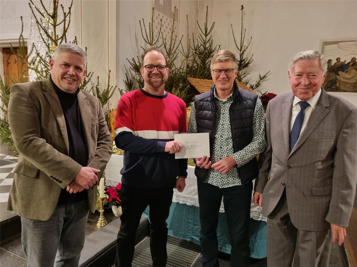 Bei der Spendenübergabe (v.l.): Georg Arntz (Dirigent), Jochen Thönneßen (1. Vorsitzender Musikzug), Hans-Jürgen Jacobs (Beauftragter Aktion Anatuya) und Werner Stalder (Gründer Aktion Anatuya in Nütterden). Foto: privat