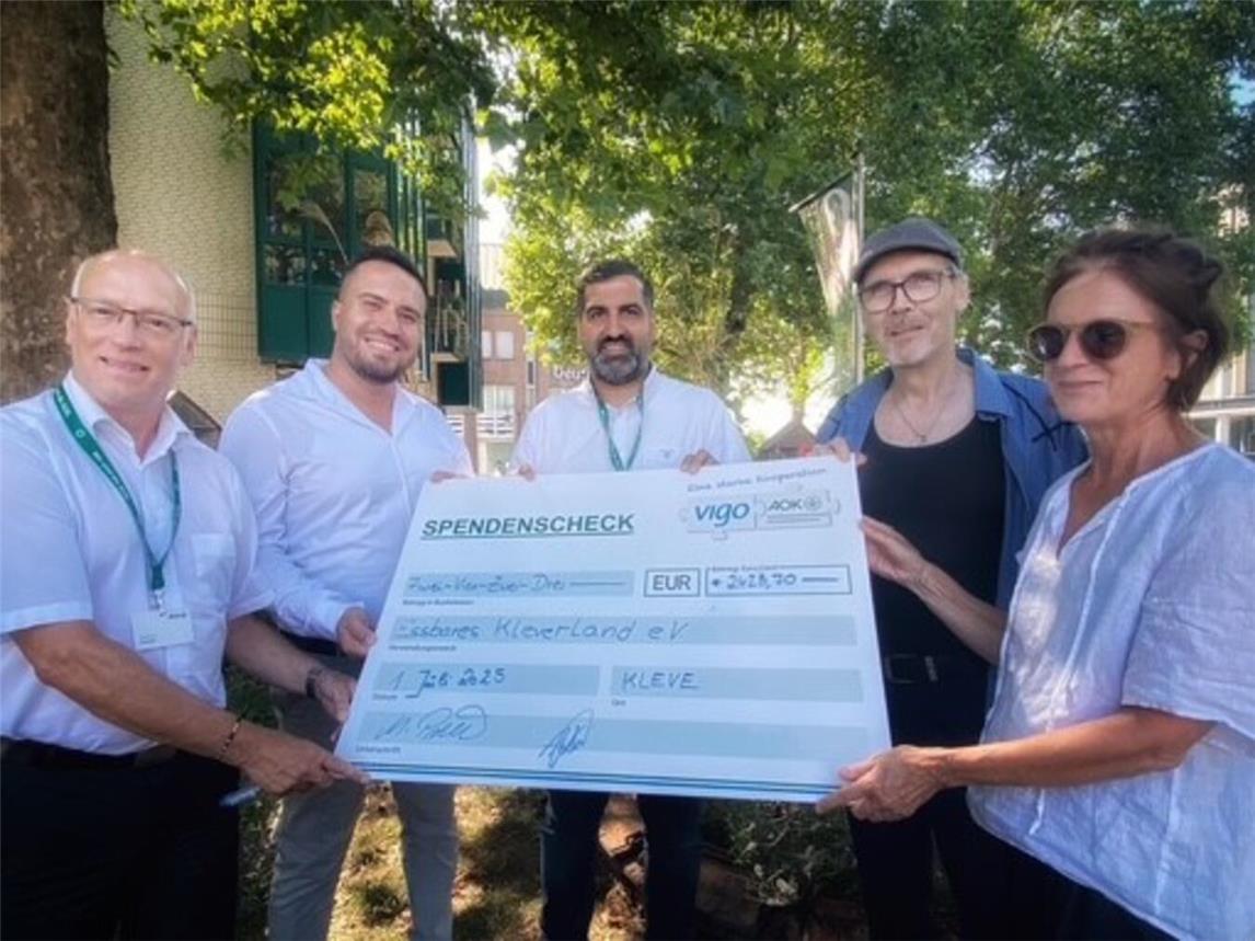 Bei der Spendenübergabe (v.l.): Manrico Preissel, Arkano Chaya, Ismet Kezer, Jürgen Ramisch, Barbara Pauls. Foto: AOK