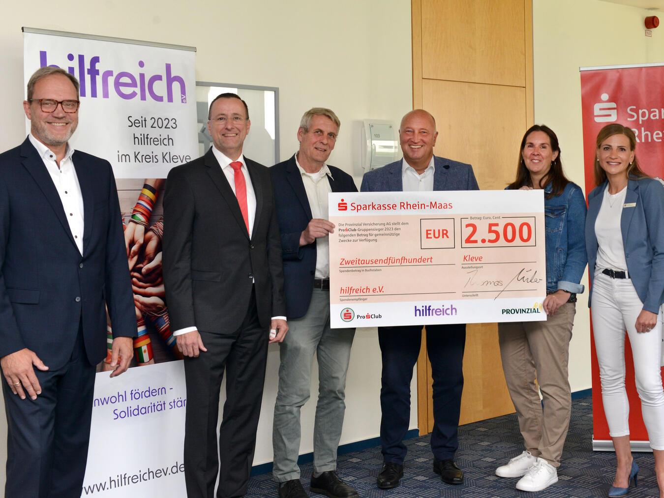 Bei der Spendenübergabe (v.l.): Markus Riedel und Clemens Teuchert (beide Provinzial Rheinland), Matthias Hintzen (hilfreich), Thomas Müller (Sparkasse Rhein-Maas), Kerstin Jakobs (hilfreich) Annika Wardthuysen (S-Provinzial GmbH). Foto: Sparkasse Rhein-Maas