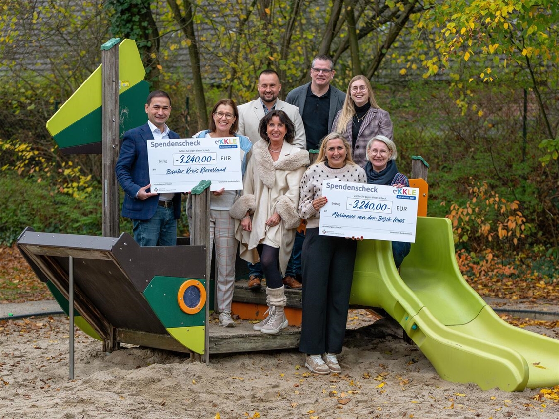 Bei der Spendenübergabe (v.l.): Sadik Tastan, Andrea van Tits (Bunter Kreis), Marcel Stein, Bruni Berns, Marco Reintjens, Katrin van Slooten Hell (Marianne van den Bosch Haus), Eva Ullmann, Petra Reumer. Foto: KKLE