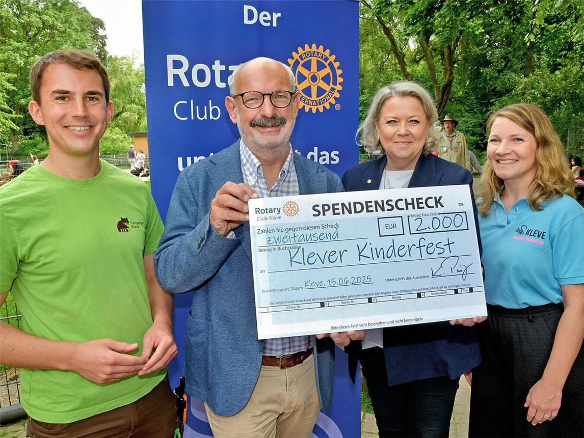 Bei der Spendenübergabe (v.l.): Tiergartenleiter Martin Polotzek, Bürgermeister Wolfgang Gebing, Präsidentin des Rotary Club Katharina Prinz und Joanna Schlaszus vom Jugendamt der Stadt Kleve. NN-Foto: Rüdiger Dehnen
