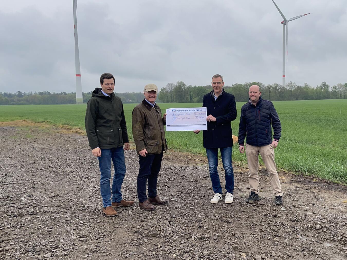 Bei der Spendenübergabe: (v.l.n.r.) Seraphim von Loe, Max von Elverfeldt, Konrad Willemsen und Andreas Ingenbleek. Foto: privat