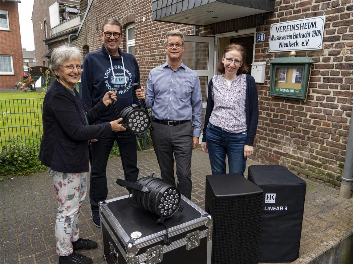 Bei der Spendenübergabe: (v.l.n.r.) Vorsitzende Doris Keuck, Kassierer Bernd Rous, Volksbank-Geschäftsstellenleiter Olaf Scholten und Beisitzerin Alexandra Wellmanns. Foto: Gerhard Seybert