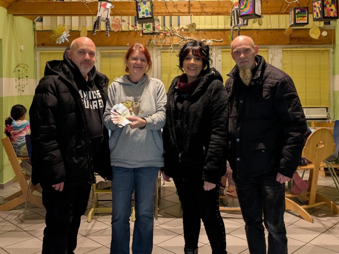 Bei der Spendenübergabe waren dabei (v. l.): Tomas Nienhuysen, eine Betreuerin der Kindergruppe Wittenhorst, Sabrina und Guido Zorn. Foto: privat