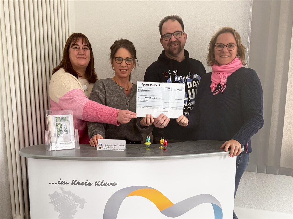 Bei der symbolischen Scheckübergabe waren (v.l.) Katrin Nienhaus-Wächter (vertretend für das stationäre Hospiz), Jennifer Welles (ambulanter Hospizdienst), Jochen Thönneßen (für ASG Nütterden) sowie Marion Aryus (ambulanter Hospizdienst) anwesend. Foto: KKLE
