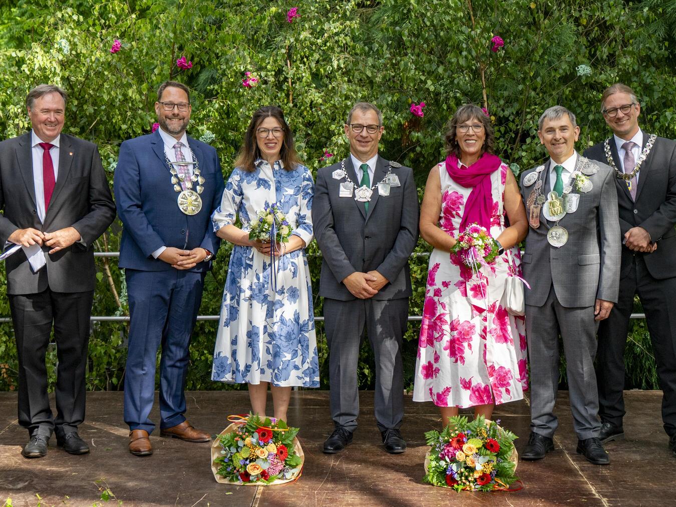 Bei der Übergabe der Festkette: (v.l.): Ortsvorsteher Erich Reiser, der Präsident der Geselligen Vereine, Christian Mülders, Anne-Claire und Dirk Schuschmel (Adjutant), Jutta und Fred Eickhoff (Festkettenträger) mit Bürgermeister Dominik Pichler. Weitere Bilder gibt es unter www.niederrhein-nachrichten.de. NN-Fotos: Gerhard Seybert