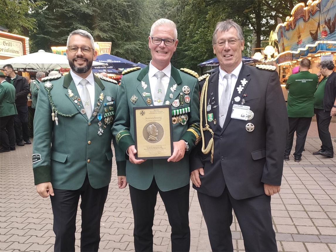 Übergabe der Hochmeisterplakette mit René Bolk, Henry Slagmeulen und Heinz-Peter Thoebarth, 2023, Diözese Münster.