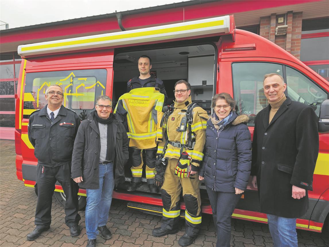 Bei der Übergabe der neuen Garnituren: (v.l.) Mario Dröttboom (Leiter der Feuerwehr Rheinberg), Bürgermeister Dietmar Heyde, Gerätewart Christopher Verdonschot, Tobias Kreienkamp (Freiwilliger Feuerwehrmann und Mitarbeiter des Fachbereiches Sicherheit und Ordnung), Iris Itgenshorst (Dezernentin Fachbereiches Sicherheit und Ordnung) und Jonny Strey (Fachbereichsleiter Fachbereich Sicherheit und Ordnung). NN-Foto: Thomas Langer
