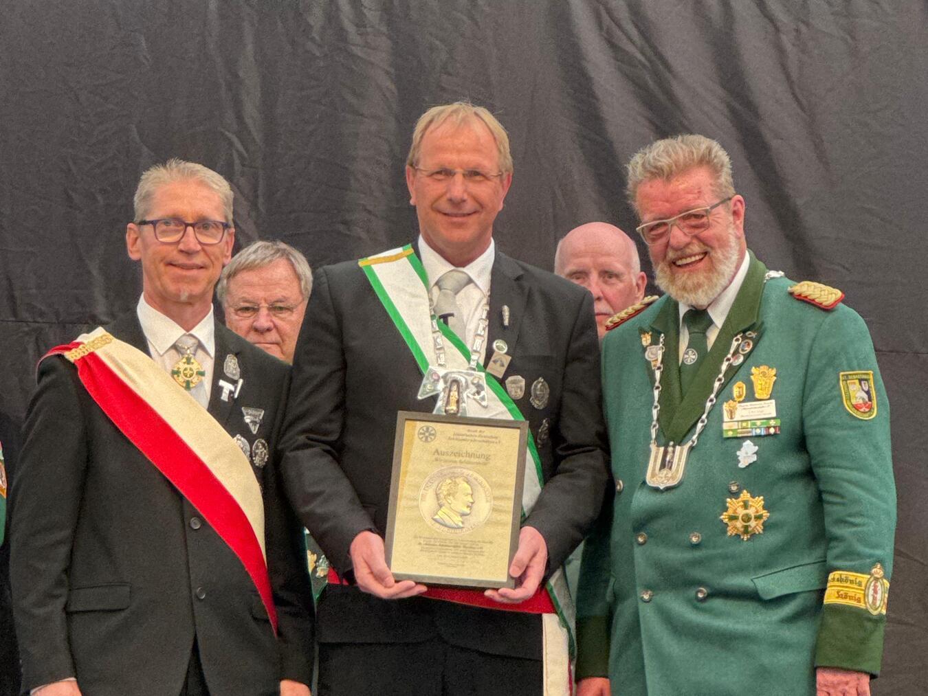 Bei der Übergabe der Plakette, v.l.: der stellvertretende Präsident der St. Antonius Gilde Wolfgang Schaffers, Präsident Wolfgang Toonen und Bundesschützenmeister Emil Vogt. Foto: privat