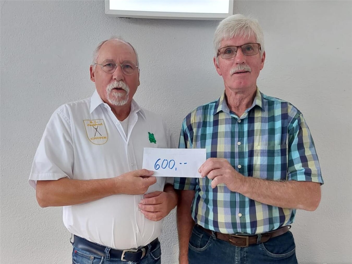 Bei der Übergabe der Spende: der 1. Vorsitzende des Billardvereins Karl-Heinz Schmithuisen (l.) und Bernd Reintjes, Vertreter des Martinskomites. Foto: privat