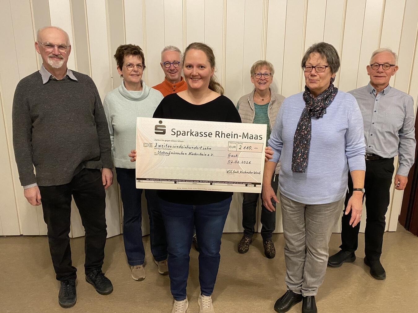 Bei der Übergabe der Spenden (v.l.): Josef Stammen (Kirchenchor Wemb), Ulla Janssen (WSC Goch), Johannes Stammen (Chorleiter Kirchenchor Wemb), Lena Goemans  (Stehaufmännchen Niederrhein), Martha Dycker (WSC Goch), Hanne-Lore Denneßen (WSC) und Hans-Hermann Koppers (Chorleiter WSC).Foto: privat