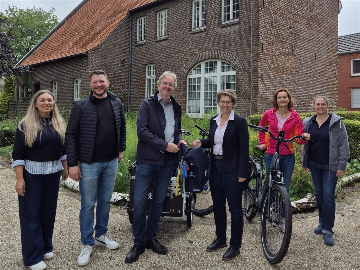 "Übergabe der Staffeltasche mit Bürgermeister*innen und Teammitgliedern in Kerken"