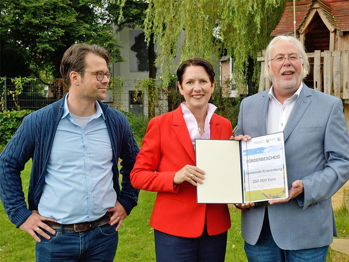Bei der Übergabe des Förderbescheids (v.l.): Thomas Peters (Gemeinde Kranenburg), Ministerin Silke Gorißen und Bürgermeister Ferdi Böhmer. NN-Foto: Rüdiger Dehnen