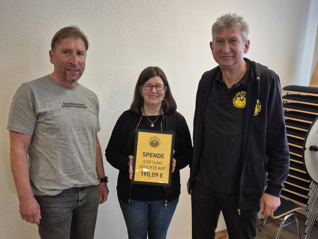 Spendenübergabe an BVB-Stiftung „leuchte auf“ mit Günter Kutowski, Petra Stüker und Andreas Stechling. Foto: Fanclub Schwanenstadt Kleve.