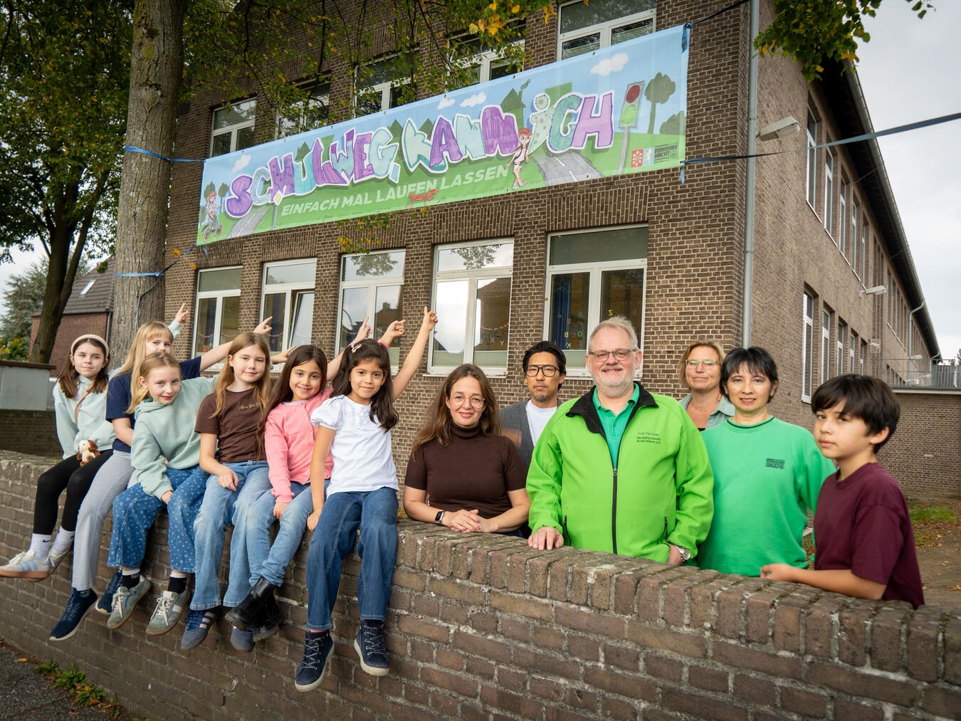 Kinder bestaunen stolz ihr Werk beim Workshop-Abschluss, Foto von Gerhard Seybert