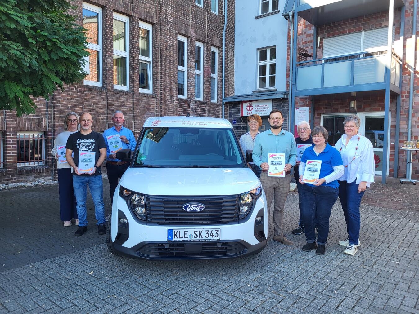 "Übergabe von Spenden an SkF durch lokale Firmenvertreter: ABC Licht UG, Autoservice Lörper, SES Digital, Blumen Heselmann, Apotheke im eoc."
