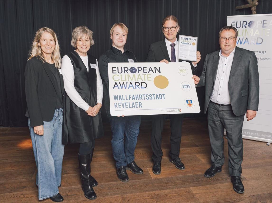 Bei der Überreichung des European Climate Adaption Awards: (v.l.) Sandra Roth, Ilga Schwidder, Leon Schlüter, Dr. Dominik Pichler und Oliver Krischer). Foto: Jean-Marie Engel/nicenicenice